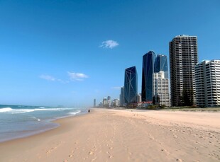 海滨城市的美丽沙滩风光