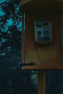 户外黄色电话亭