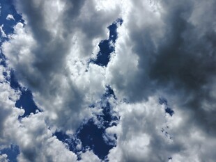 天空中飘浮的大片云朵