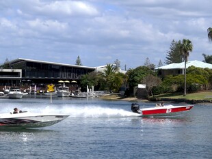 水上快艇竞速场景