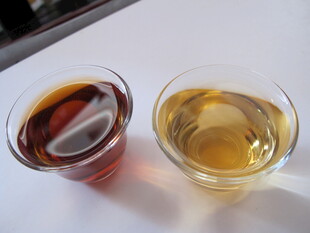 两杯不同色泽的饮品