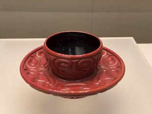 红色雕花杯碟组合