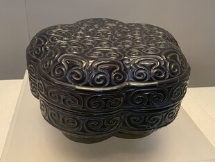 雕花黑漆盒