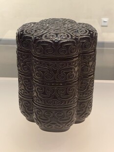 古朴雕花黑漆盒