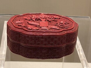 雕漆花卉纹圆盒