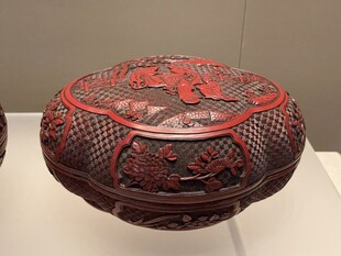 雕漆龙纹圆盒