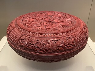 雕花纹红漆木圆盒