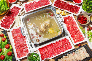 丰盛火锅食材摆满一桌