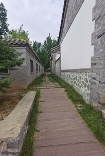 古巷中的木质小径