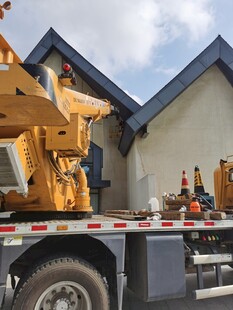 房屋旁的起重作业车