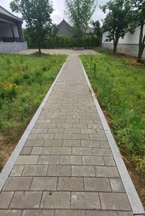 砖砌小径绿意环绕的景致