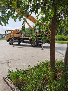 路边停放的黄色起重吊车