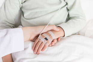 医护陪伴患者输液场景