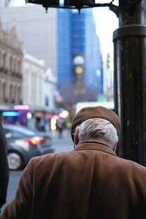 街头独行老人背影