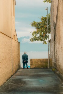 小巷中漫步的老人