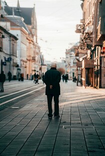 街头独行背影