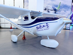 小型白色轻型飞机展示