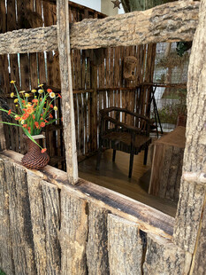 木窗内的古朴桌椅与花卉