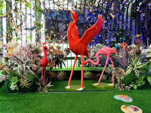 花园中的红色火烈鸟雕塑
