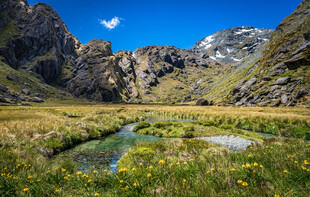 山间草地溪流美景山天湖风光