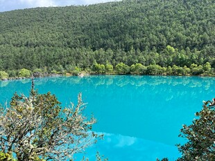 梦幻蓝湖山林环绕美景