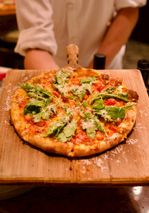 美味蔬菜披萨置于木砧板