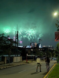 夜赏绚烂烟花下的街道