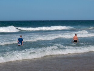 海边戏水的欢乐场景