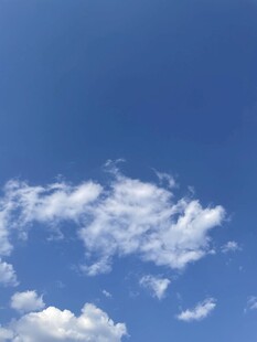 晴朗蓝天飘着几朵白云