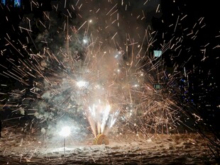 绚丽烟花绽放瞬间