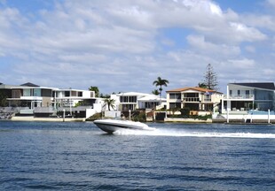 海滨游艇与现代建筑景观