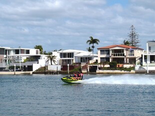 水上摩托艇旁的海滨建筑