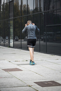 户外女子活力奔跑瞬间