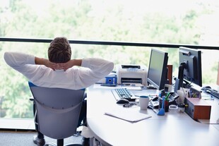 办公男子惬意背靠座椅