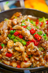 美味香辣牛蛙锅