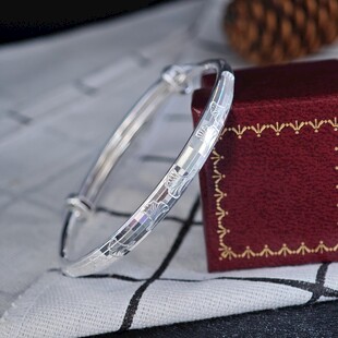 精致银手镯特写