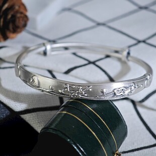 精美银手镯特写