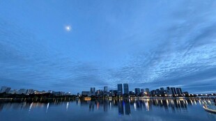 城市河畔夜景 月映天际