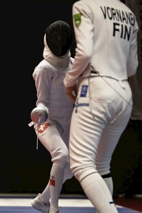 两位击剑运动员赛场对抗