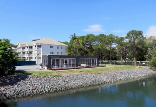 海滨内湾旁的精致建筑景观