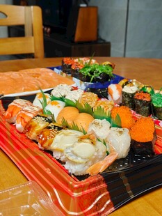 丰盛美味的日式寿司拼盘