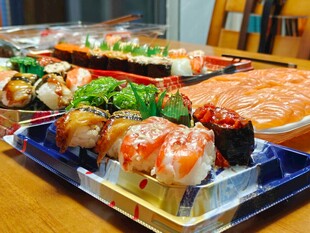 多样美味寿司拼盘展示