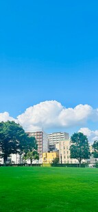 城市边的翠绿草坪与蓝天