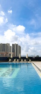 城市中的清澈泳池景观