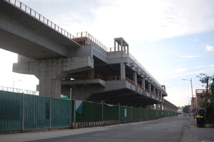 城市在建高架桥施工现场