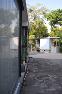 户外建筑旁的开阔空间