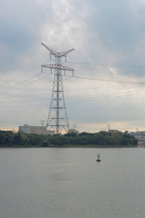 黄昏下的输电铁塔