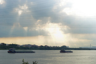 江边日落穿云光柱