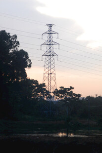 黄昏下的输电塔