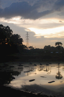 黄昏湖畔静谧景象